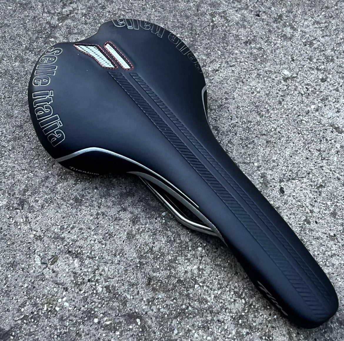 MINT Selle Italia Flite Titanium Saddle idmatch L1 Black 145x277mm Gravel Road 