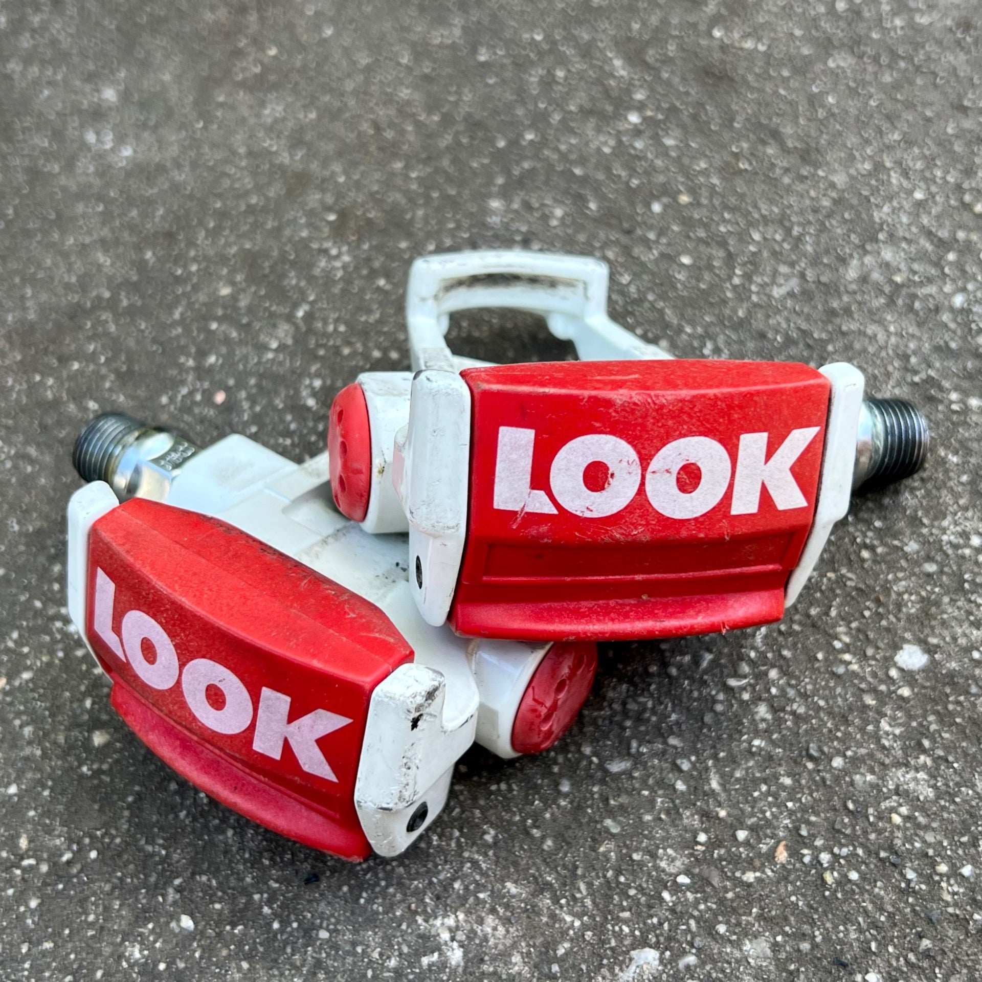 LOOK PP56 Delta Road Bike Clipless Pedals 9/16" CrMo Spindle 3 Bolt Red White TT