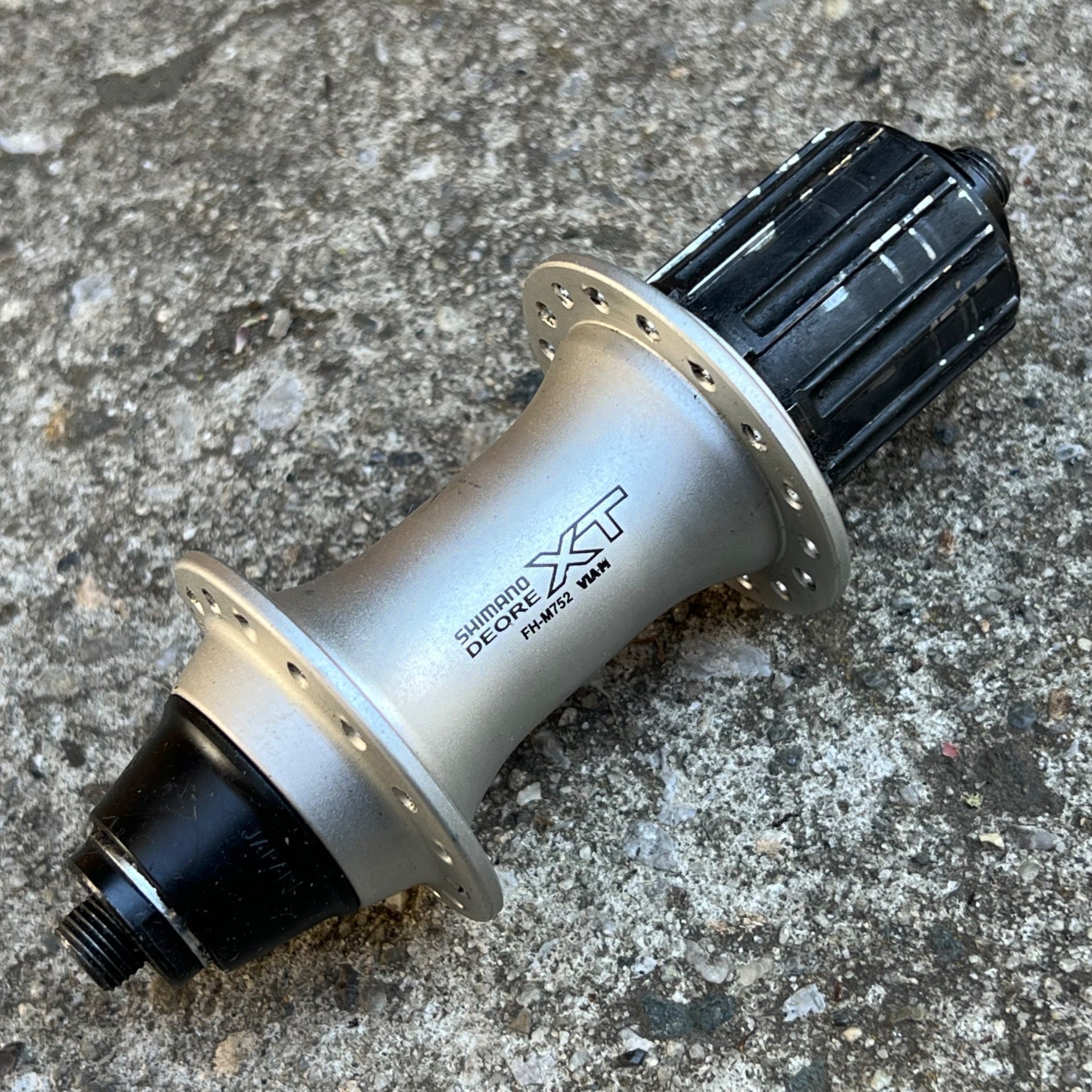 Shimano Deore XT FH-M752 32H 135mm 8-10 Speed Rear Hub MTB Mountain Bike Silver