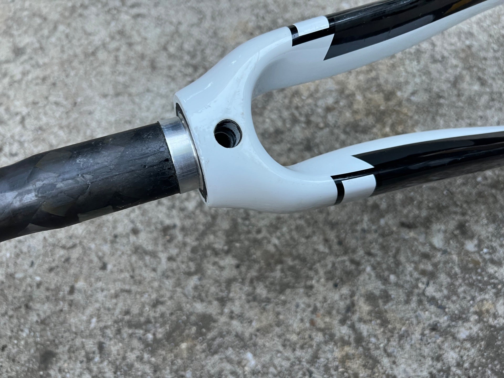 Focus FF Carbon Fork 700c 1 1/8” to 1 1/4” Tapered Threadless Rigid Black White  - Image 3