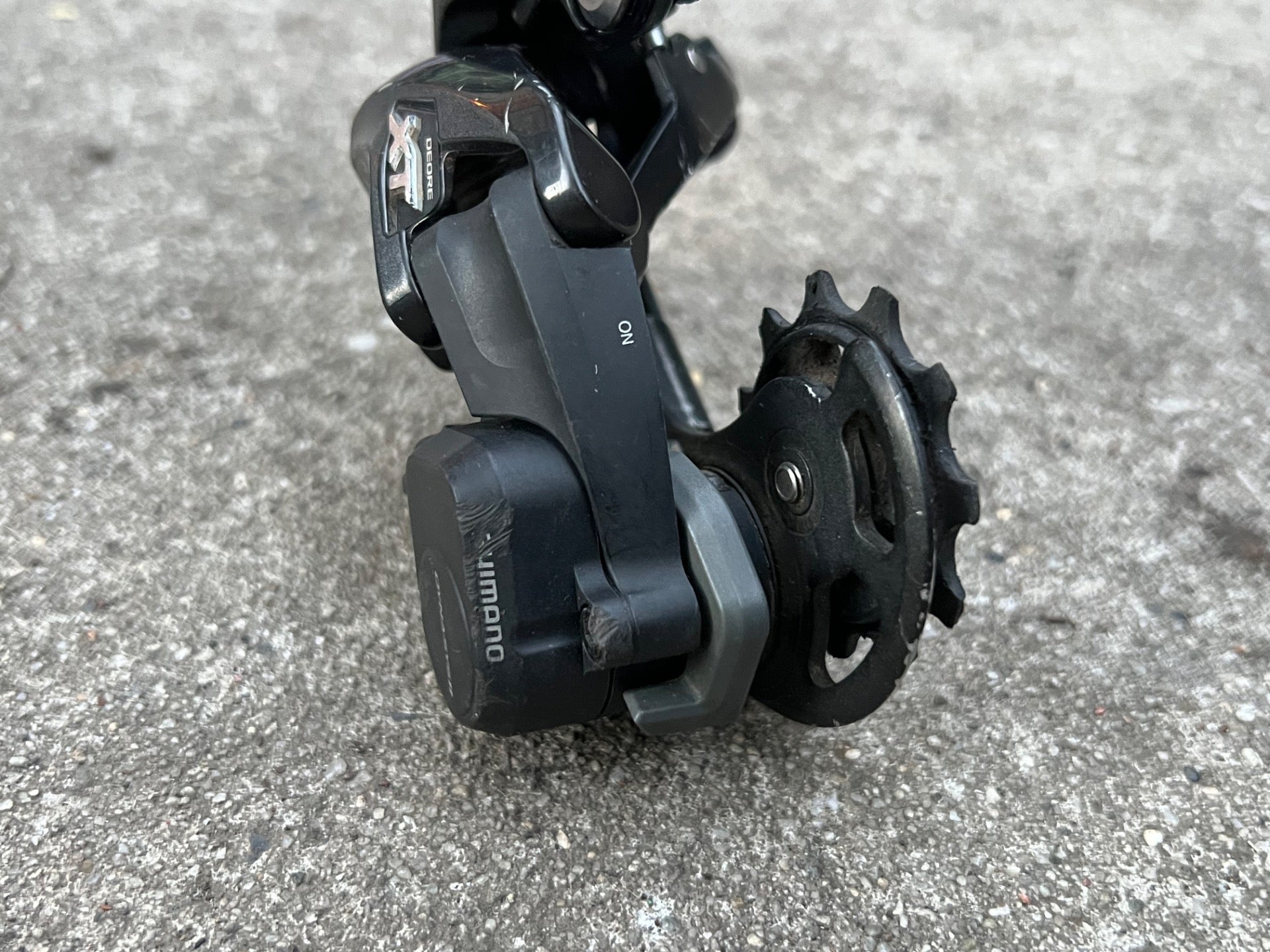Shimano Deore XT M8000 GS 11 Speed Medium Cage Rear Derailleur Clutch Shadow  - Image 3