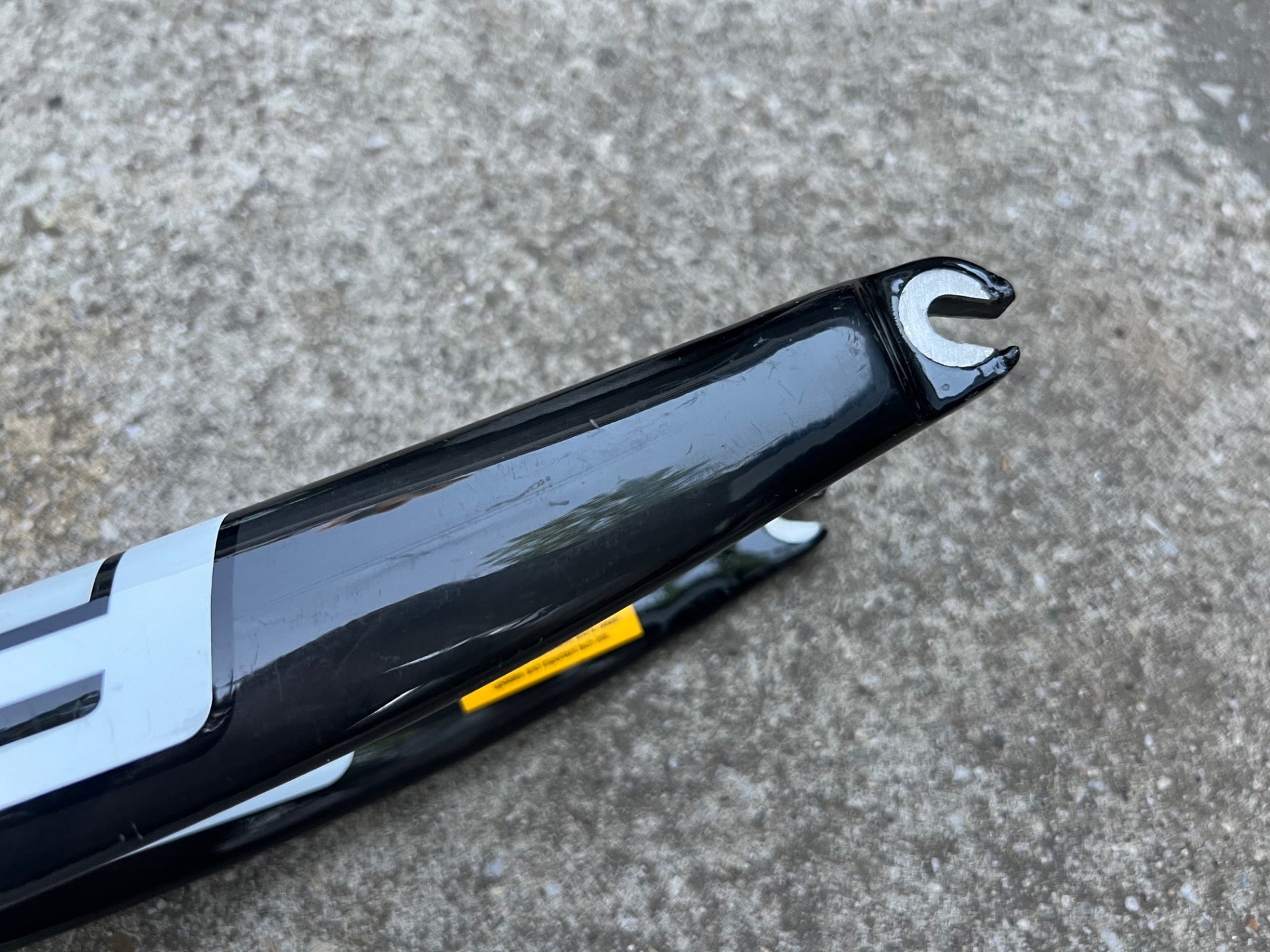 Focus FF Carbon Fork 700c 1 1/8” to 1 1/4” Tapered Threadless Rigid Black White  - Image 5