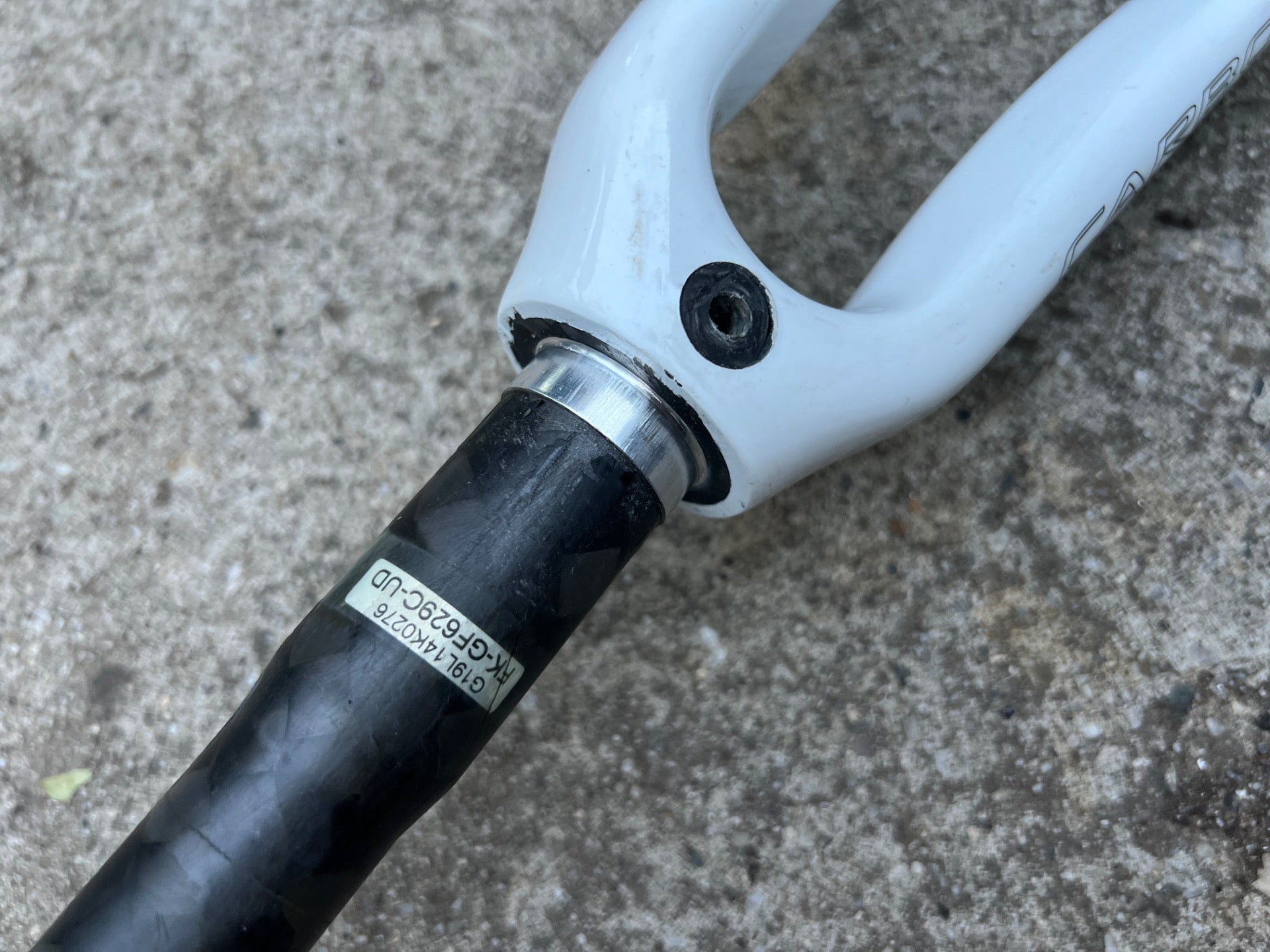 Focus FF Carbon Fork 700c 1 1/8” to 1 1/4” Tapered Threadless Rigid Black White  - Image 6