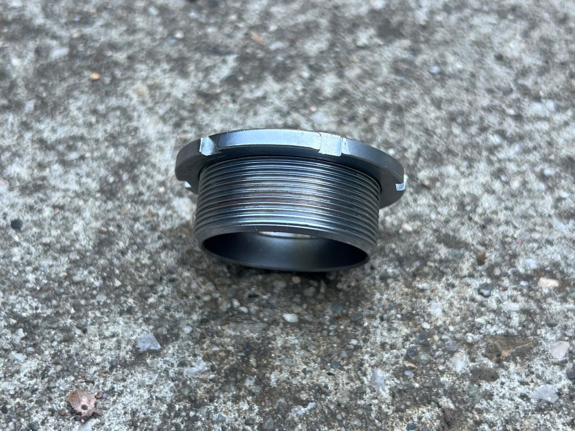 Sugino 75 English Thread Non Drive Side Cup & Lock Ring 1.37x24 Silver Gray  - Image 2