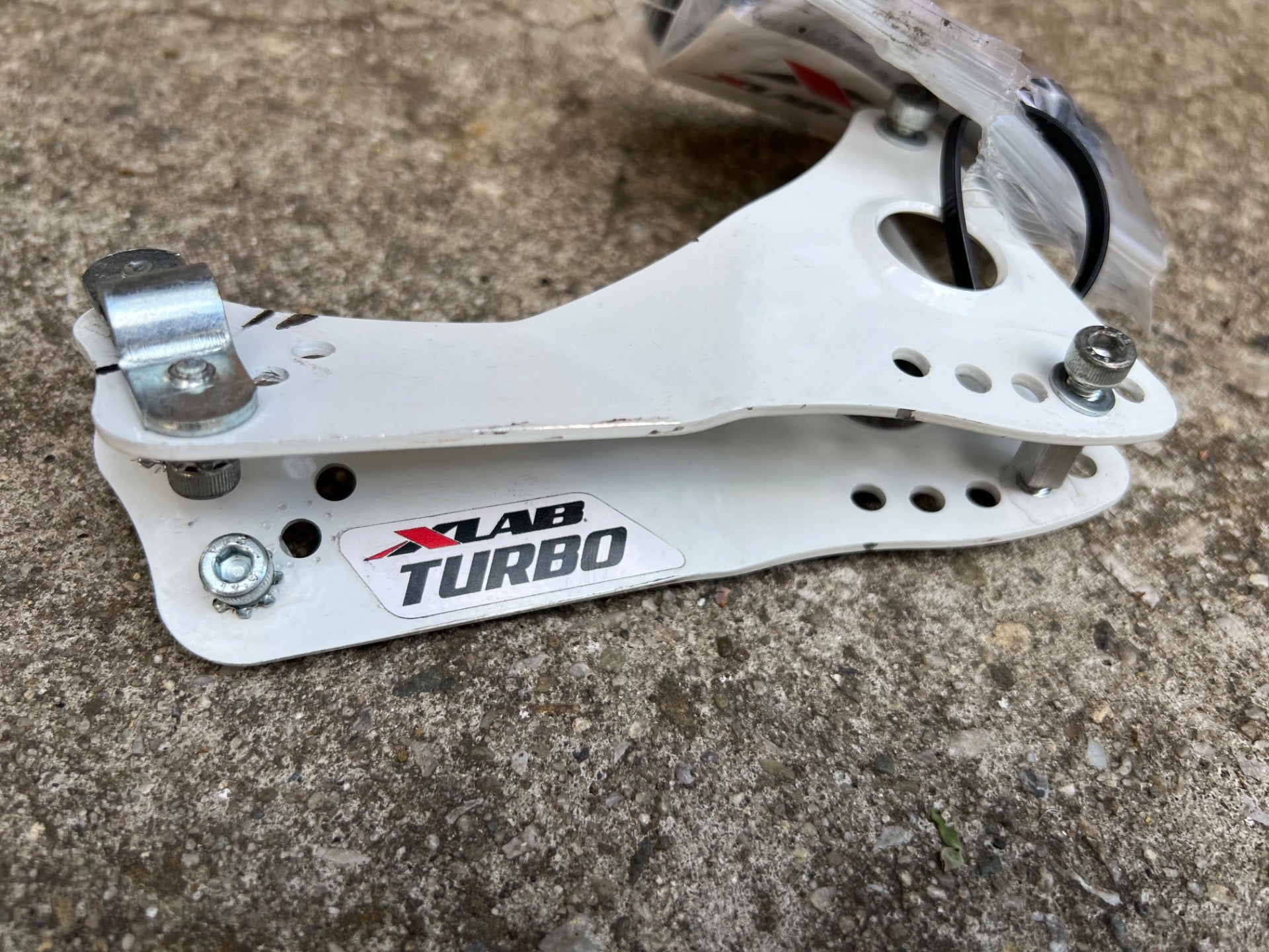XLAB Turbo Triathlon Dual Bottle Cage Mount White Racing Road Bike TT TRI Alloy - Image 2
