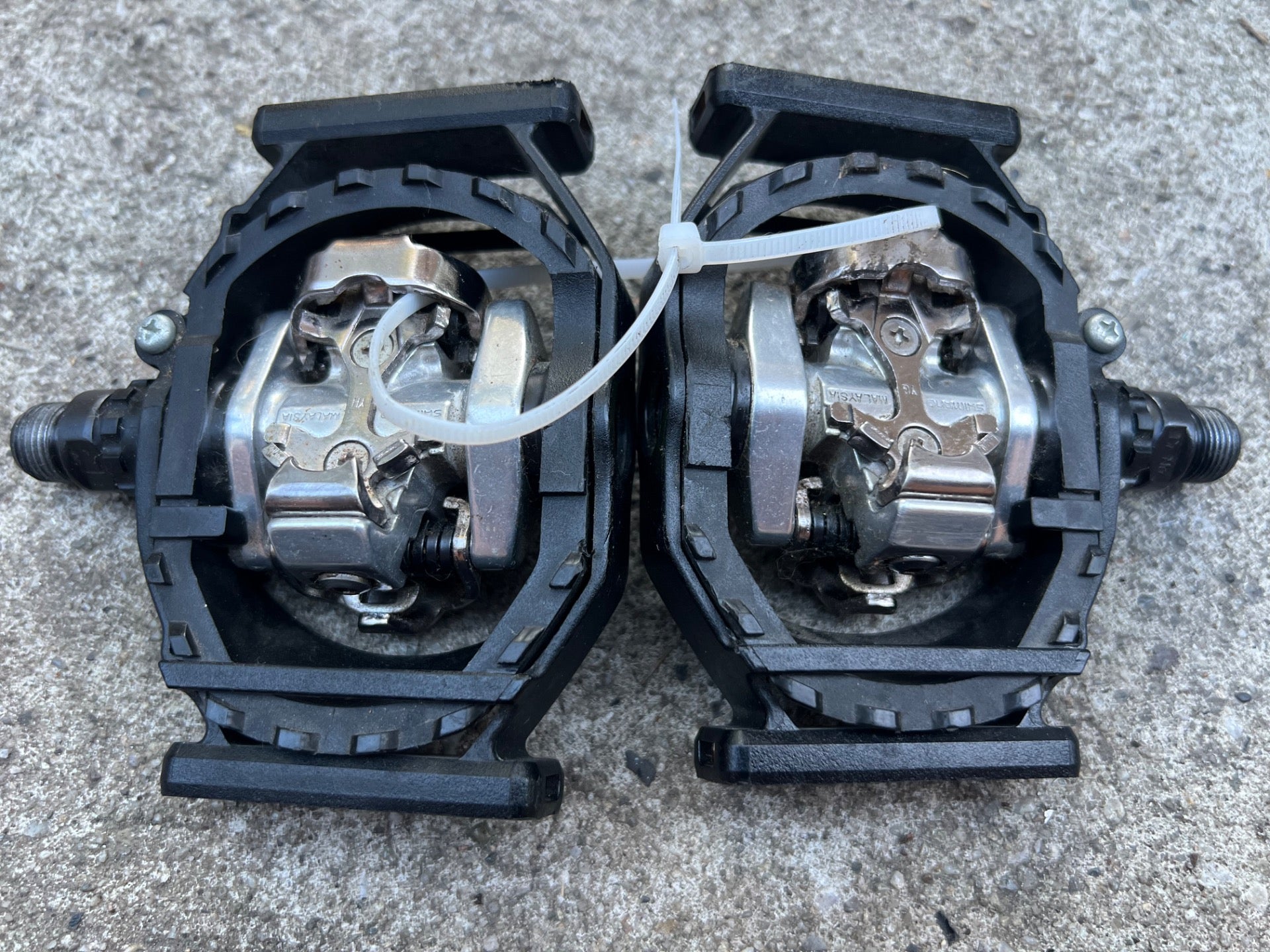 Shimano PD-M424 Clipless SPD Platform Pedals For Hybrid Mountain Bike  - Image 2