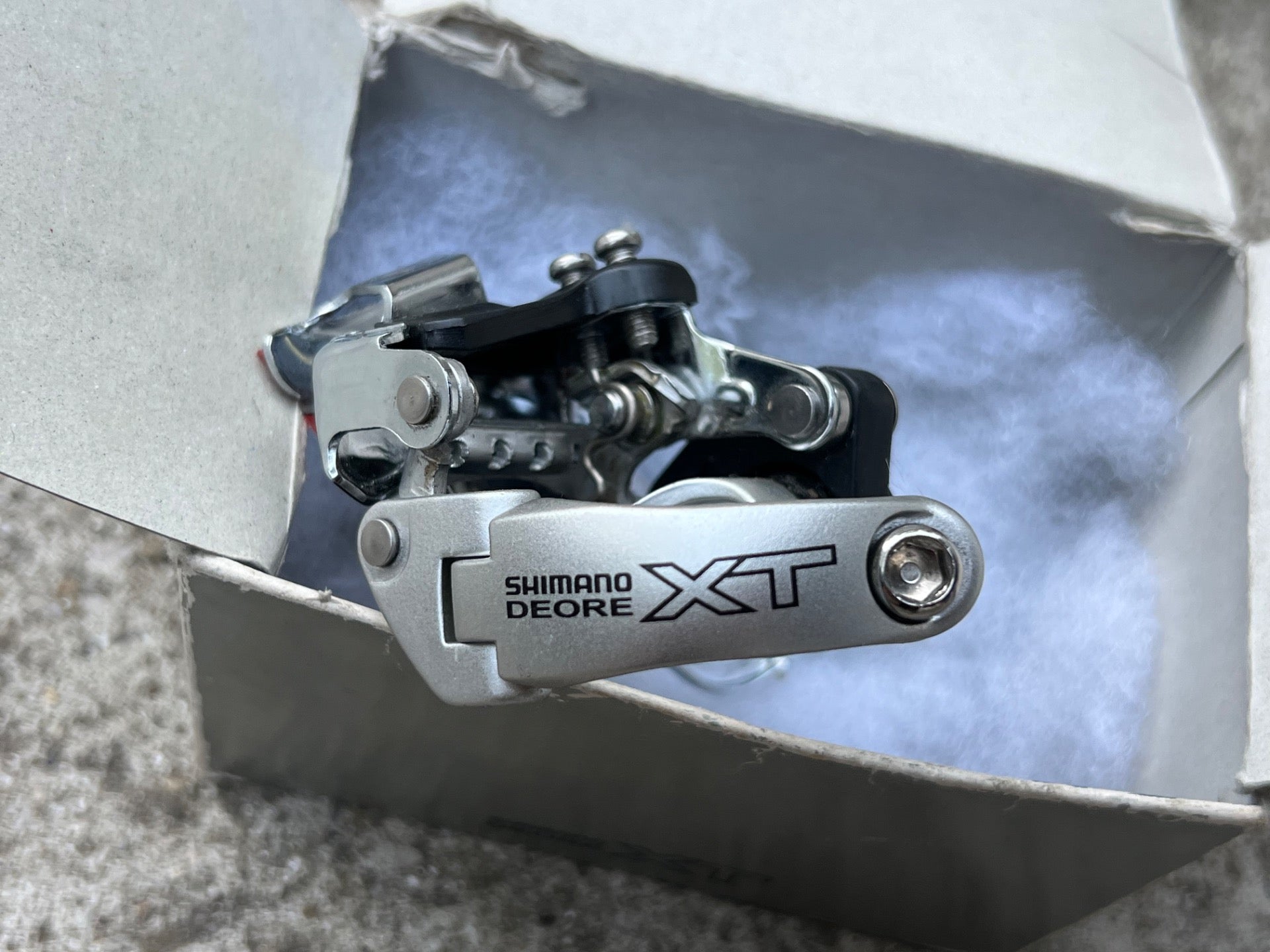 NOS Shimano Deore XT FD-M750 28.6mm Bottom Pull Low Clamp Front Derailleur Retro - Image 2