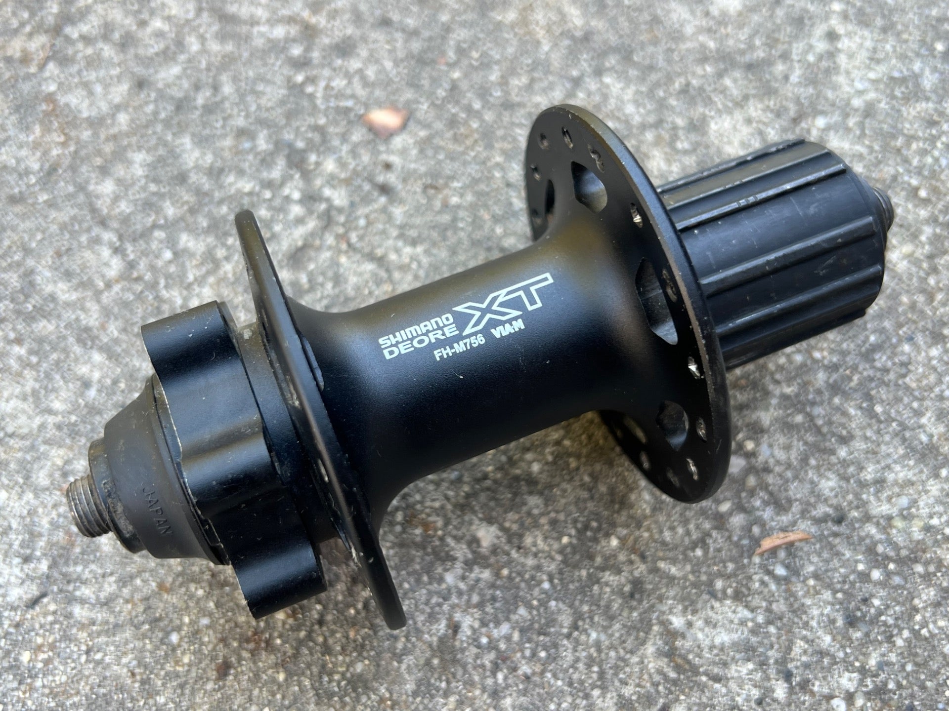 Shimano Deore XT FH-M756 Rear Hub 32H Hole 135mm 8/9/10 Speed MTB Disc 6 Bolt - Image 2