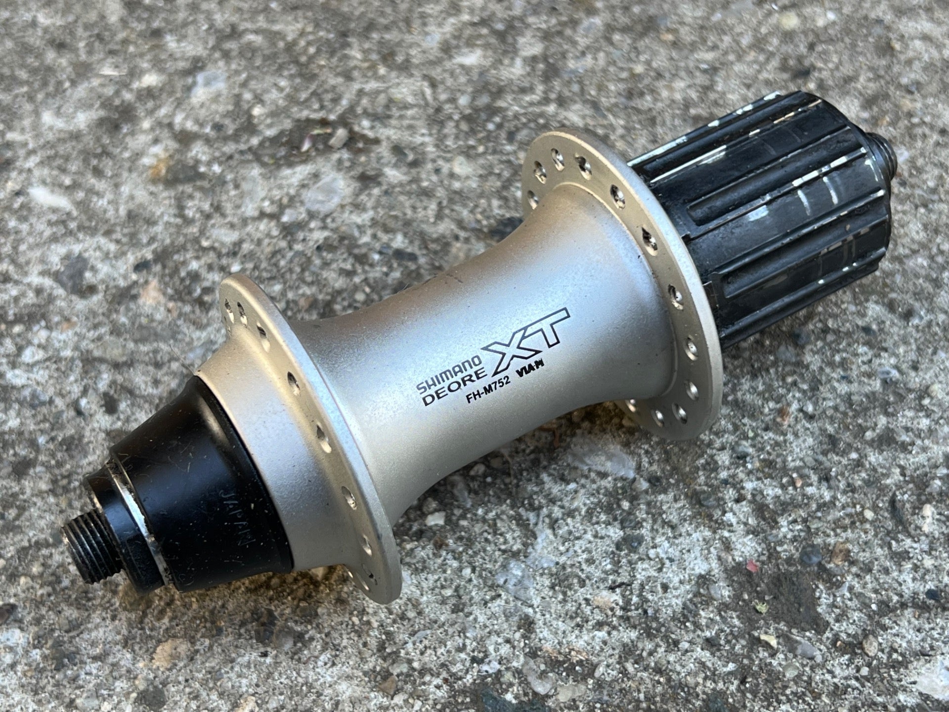 Shimano Deore XT FH-M752 32H 135mm 8-10 Speed Rear Hub MTB Mountain Bike Silver - Image 2