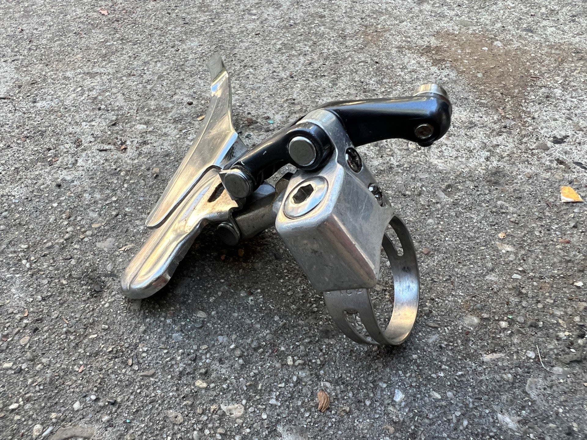 Shimano Deore XT FD-M735 31.8mm Bottom Pull Triple Band Clamp Front Derailleur  - Image 2