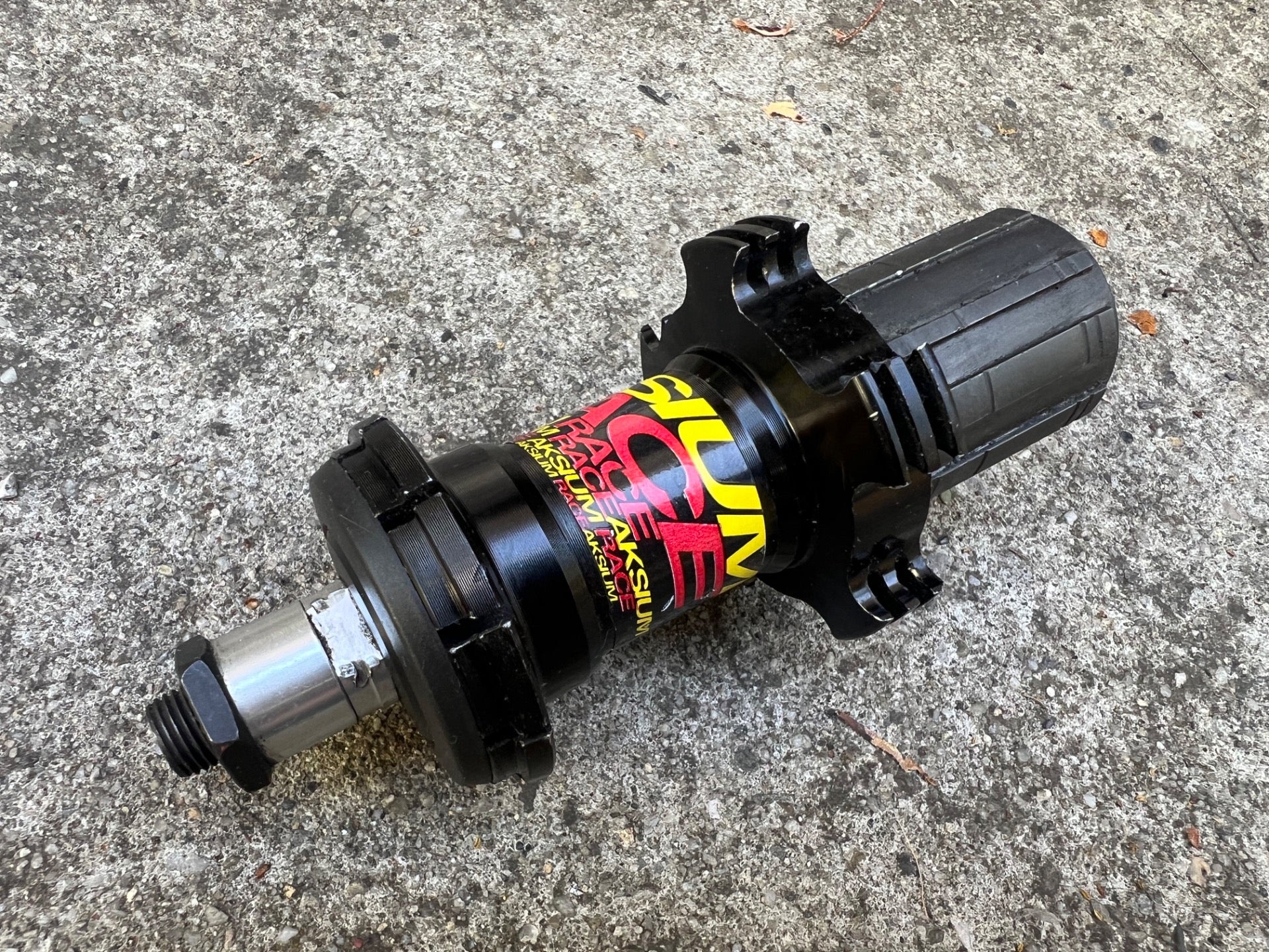 Mavic Aksium Race Rear Hub 20H Hole 130mm Black Red Yellow Road 11 Speed - Image 2