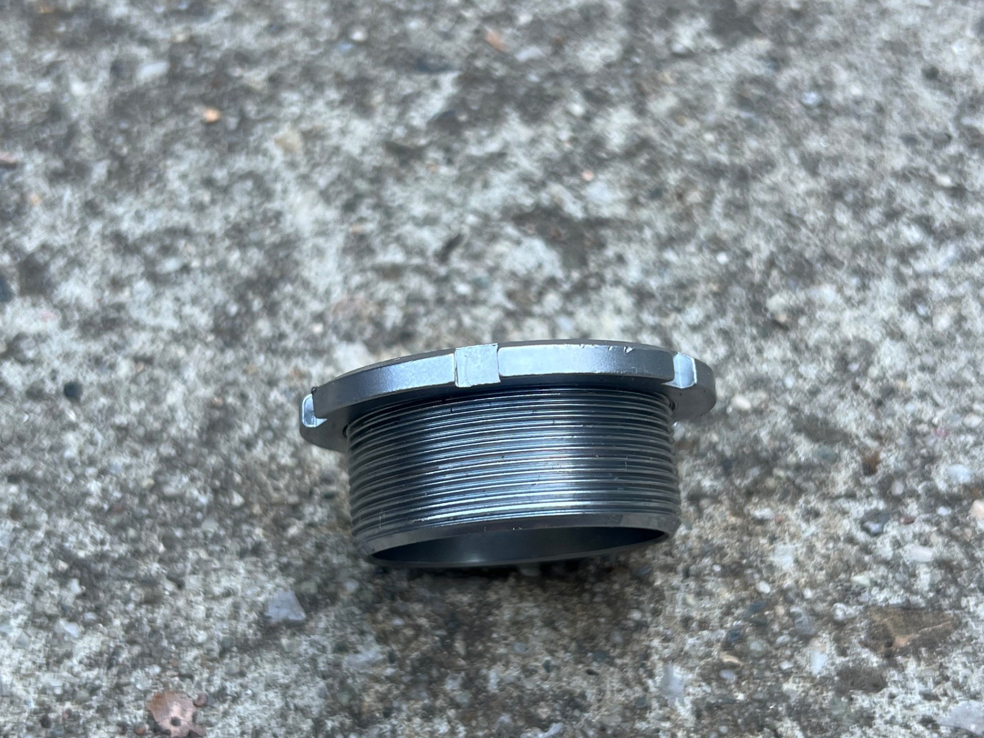 Sugino 75 English Thread Non Drive Side Cup & Lock Ring 1.37x24 Silver Gray  - Image 3