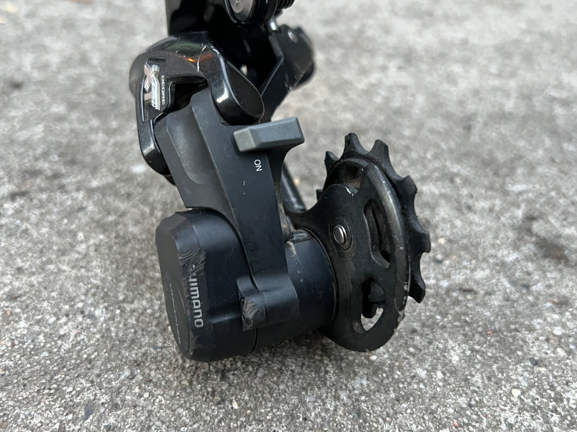 Shimano Deore XT M8000 GS 11 Speed Medium Cage Rear Derailleur Clutch Shadow  - Image 4
