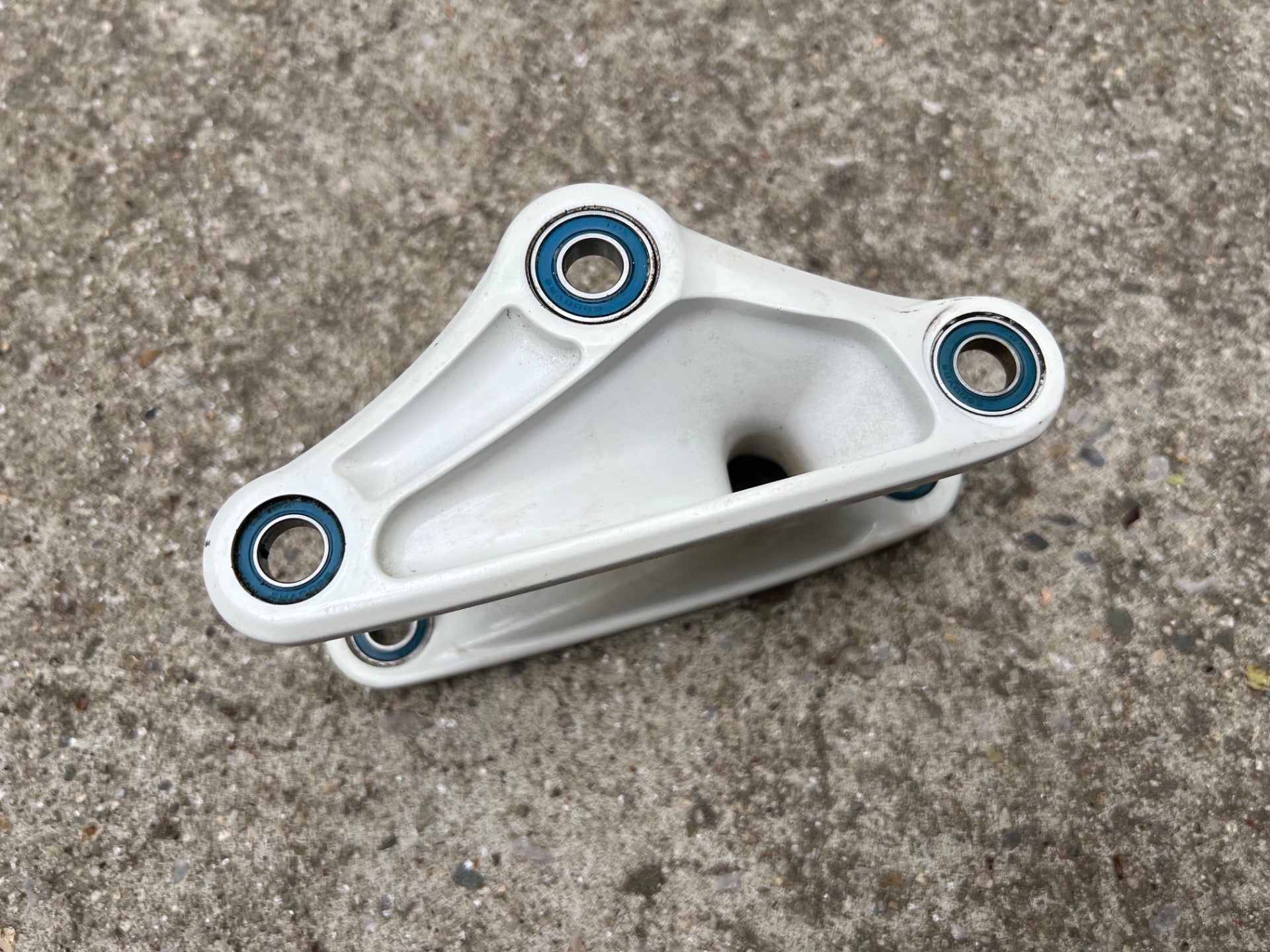2013 Trek Rear Suspension Rocker Arm Linkage Piece White Blue Bearings - Image 3