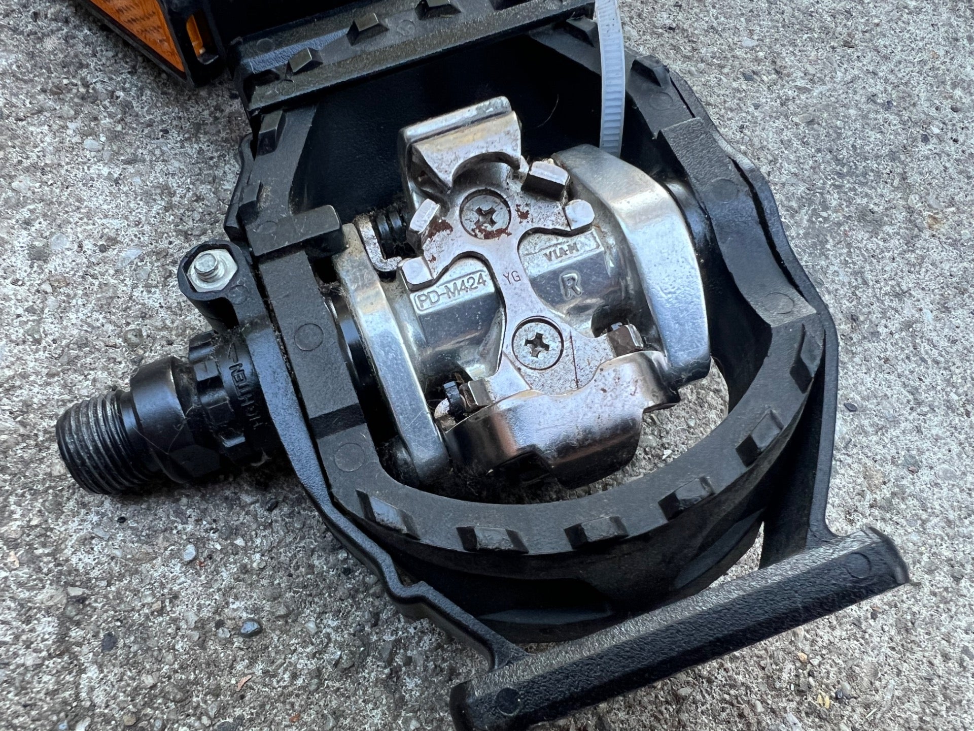 Shimano PD-M424 Clipless SPD Platform Pedals For Hybrid Mountain Bike  - Image 3