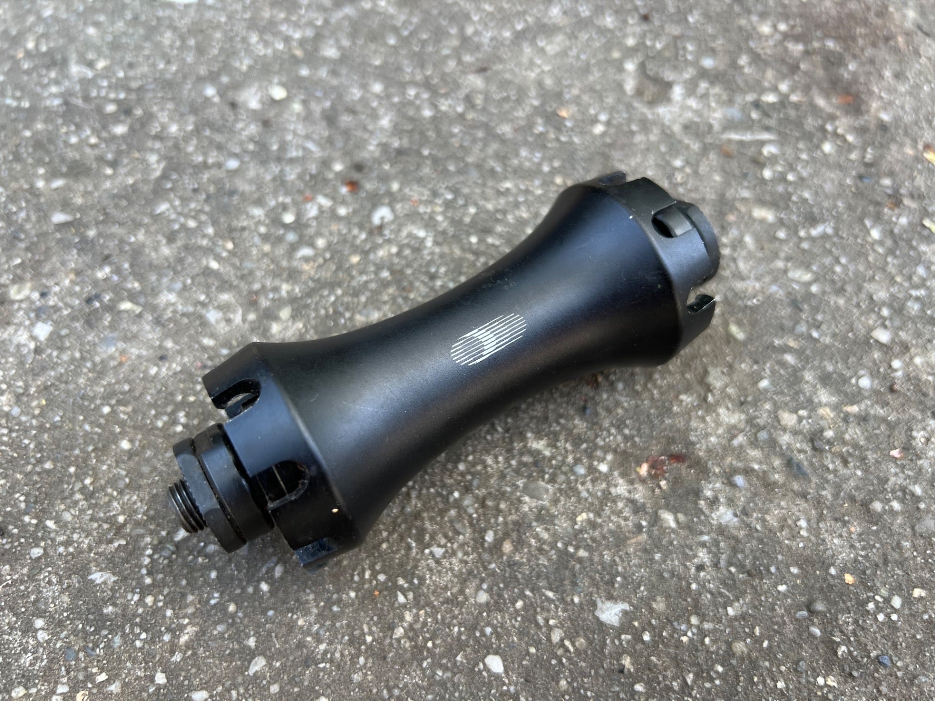 Shimano WH-R550 Front Hub 100mm 16H Hole Black Road Bike Cycling Straight Spoke  - Image 3