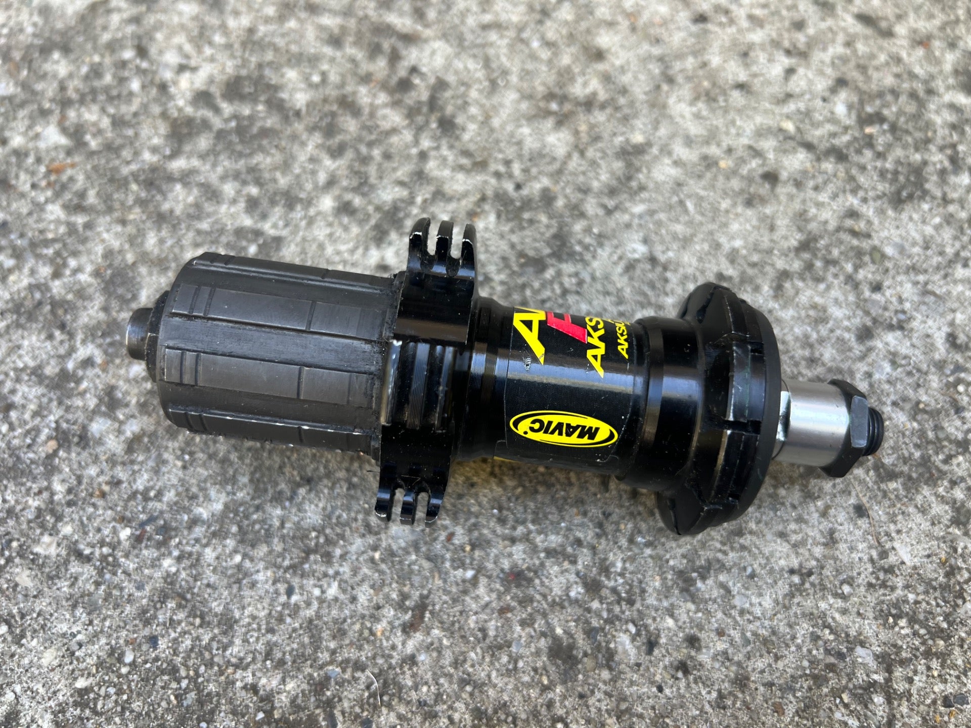 Mavic Aksium Race Rear Hub 20H Hole 130mm Black Red Yellow Road 11 Speed - Image 3