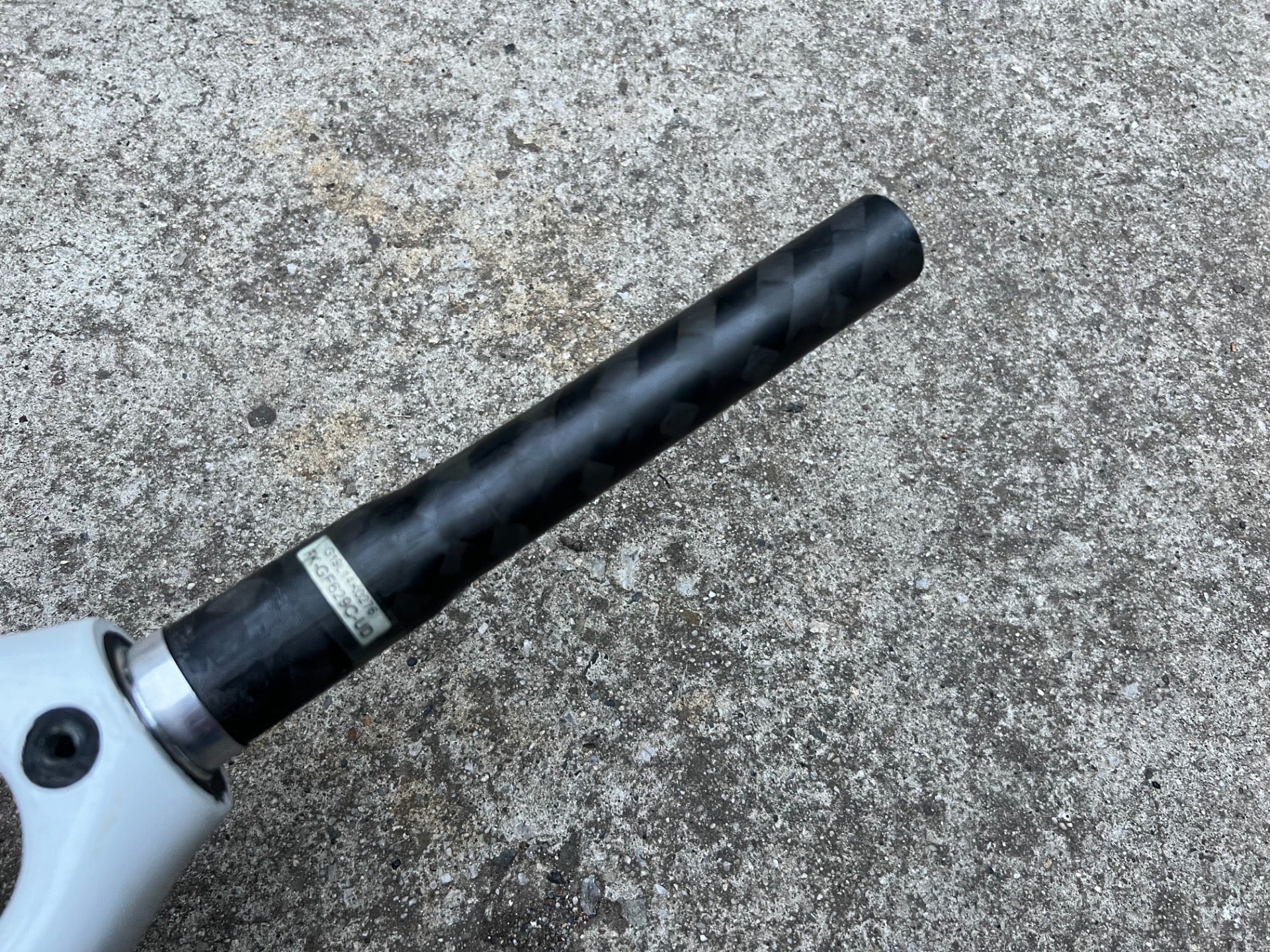 Focus FF Carbon Fork 700c 1 1/8” to 1 1/4” Tapered Threadless Rigid Black White  - Image 7