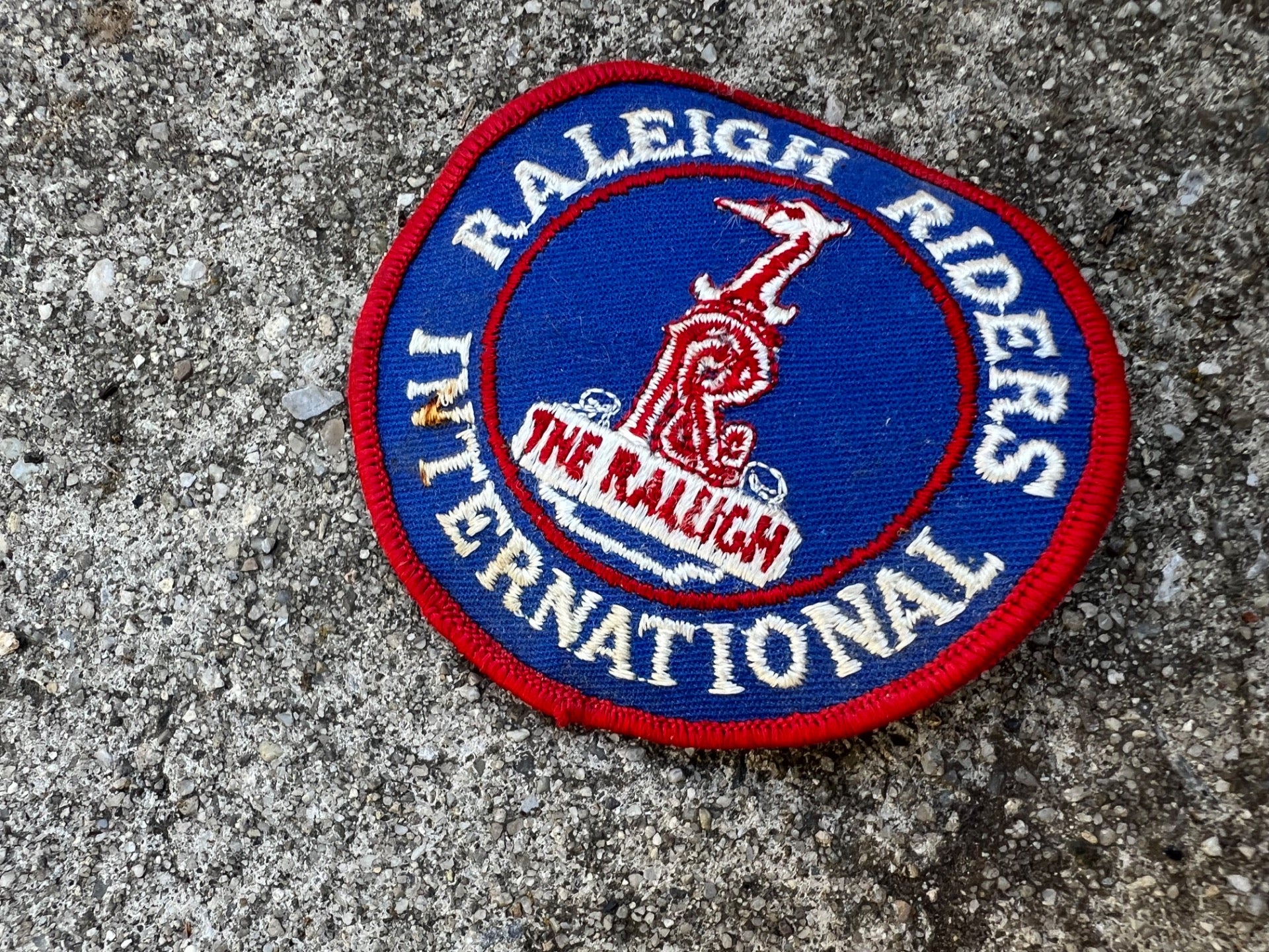 Raleigh Riders International Vintage Patch 3” Diameter Blue Red Retro Road Bike - Image 3