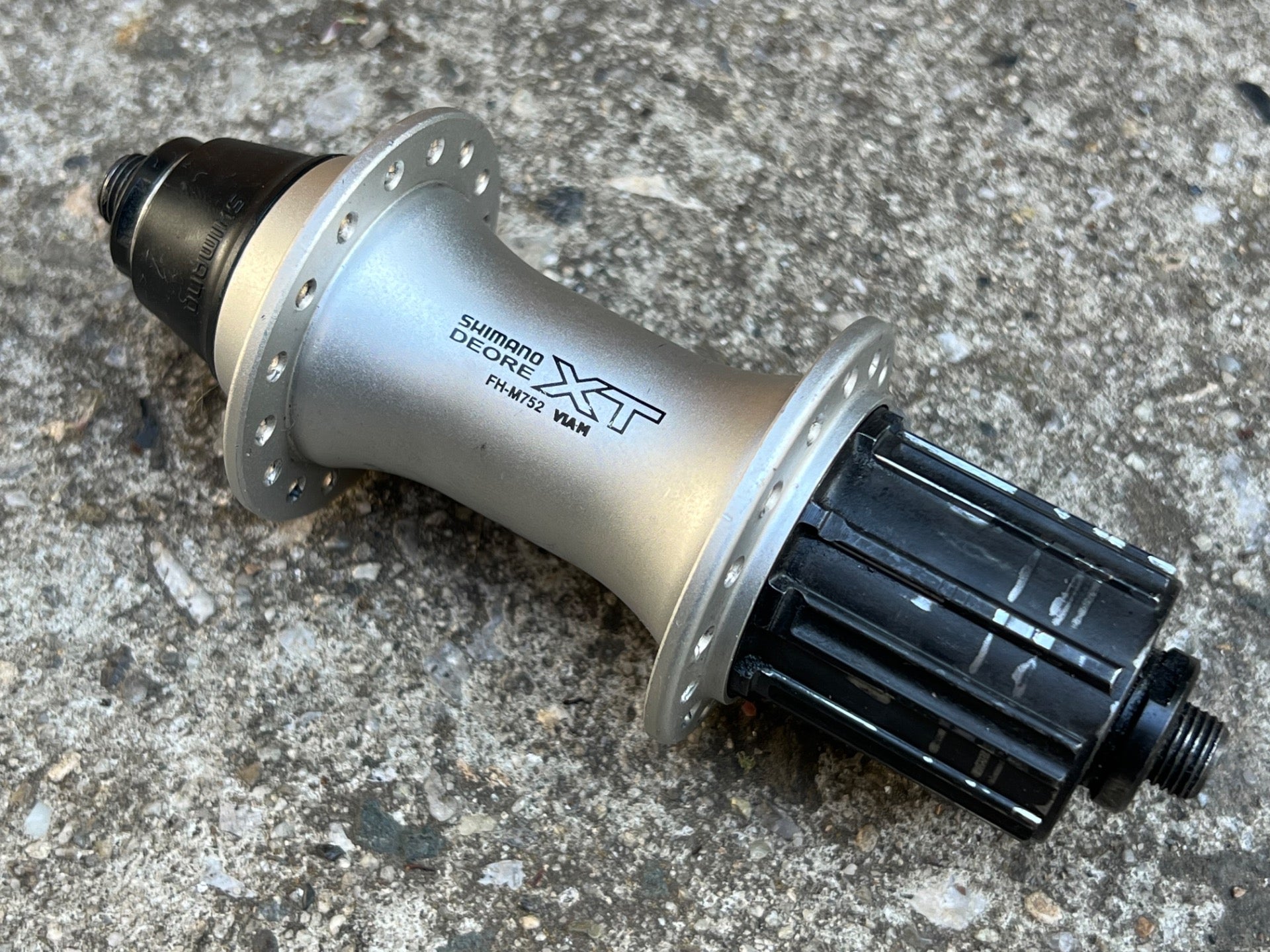 Shimano Deore XT FH-M752 32H 135mm 8-10 Speed Rear Hub MTB Mountain Bike Silver - Image 3
