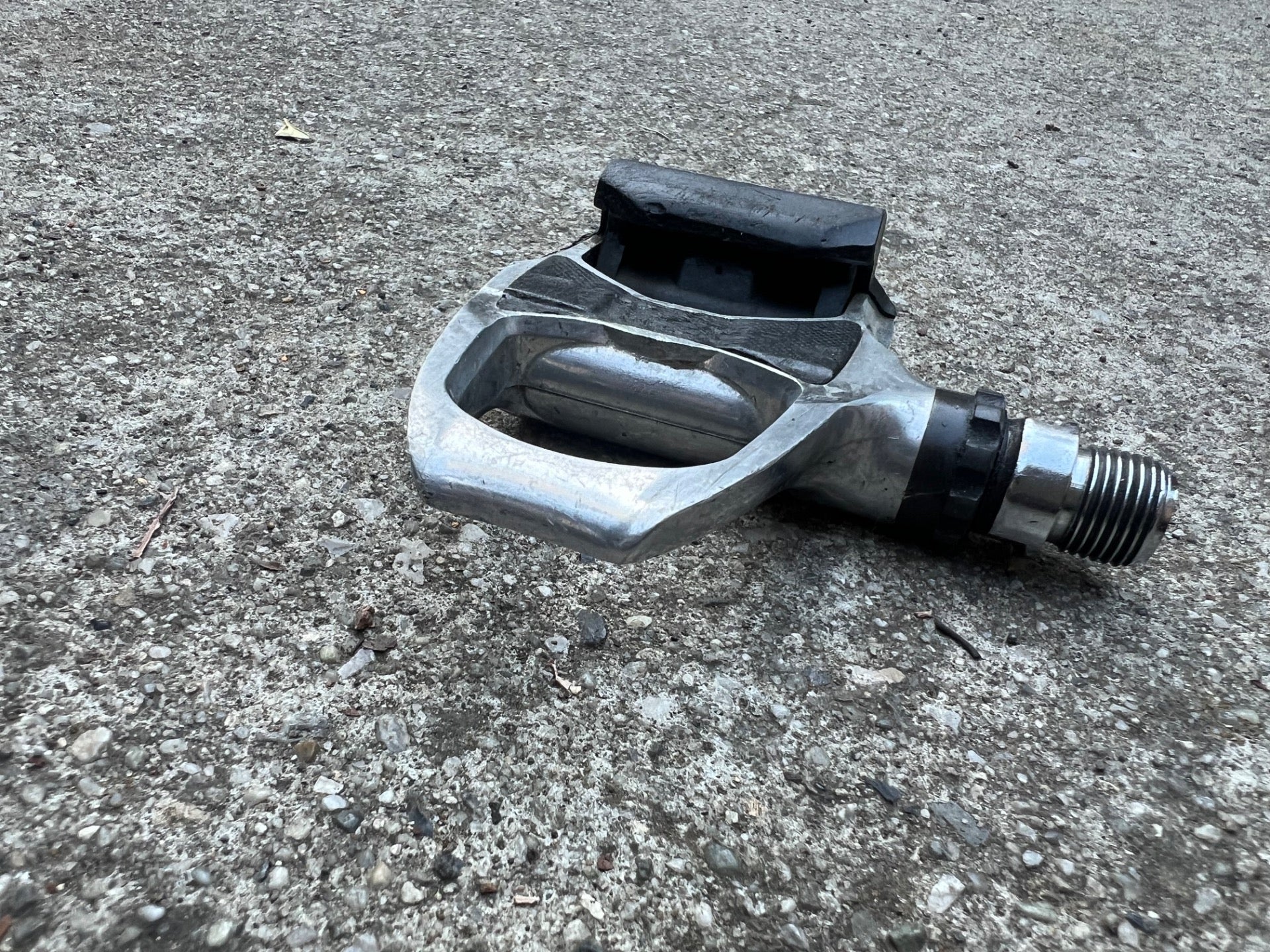 Shimano PD-R600 Right Drive Side Pedal SPD SL Clipless Road Gravel Bike Silver  - Image 4