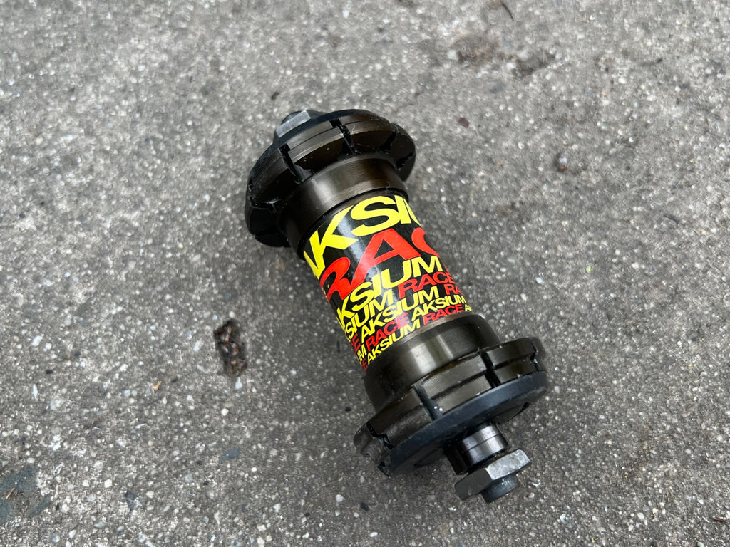 Mavic Aksium Race Front Hub 20H Hole Road Bike Racing Plastic Cracked 9mm  - Image 4
