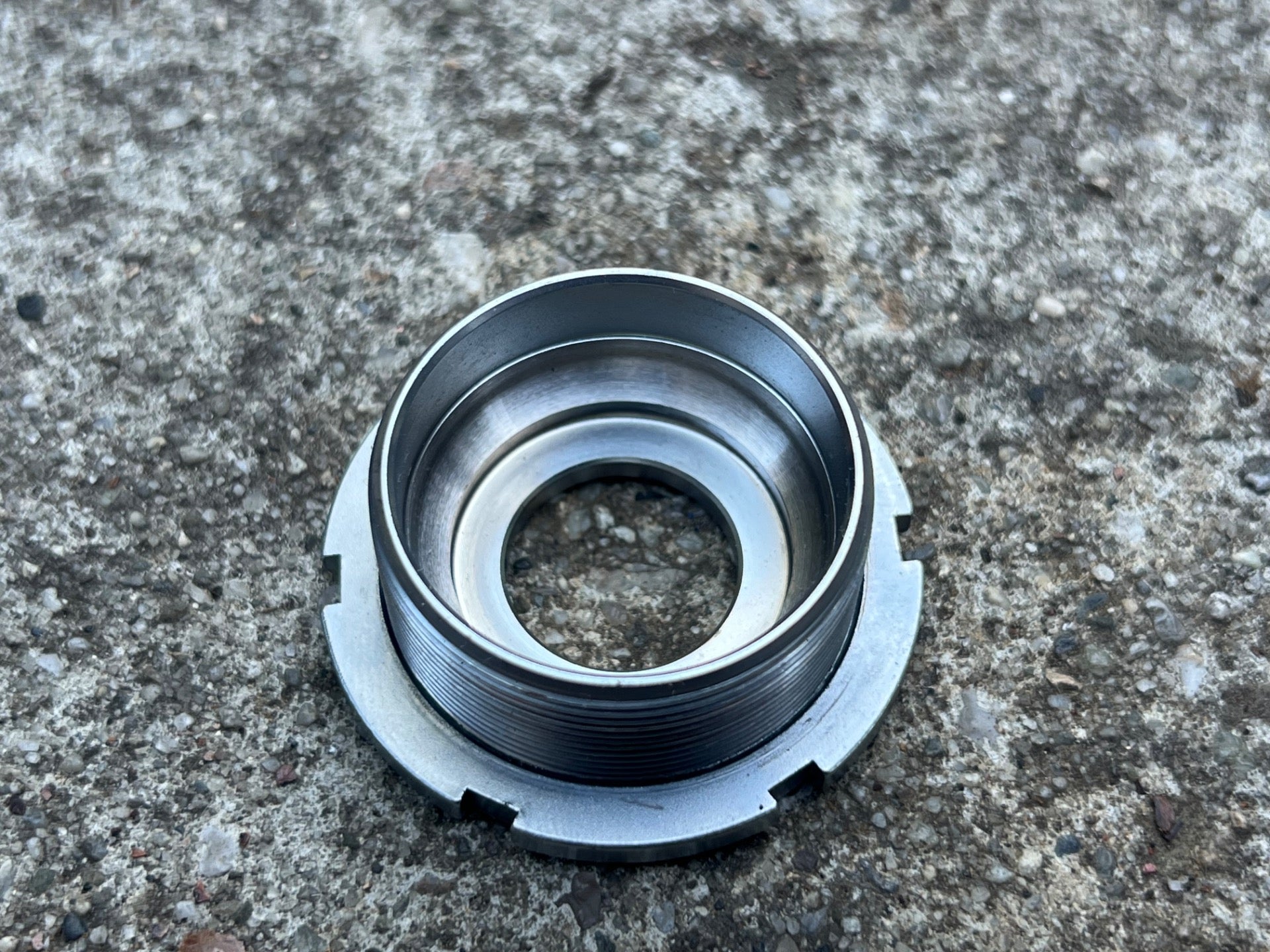 Sugino 75 English Thread Non Drive Side Cup & Lock Ring 1.37x24 Silver Gray  - Image 4