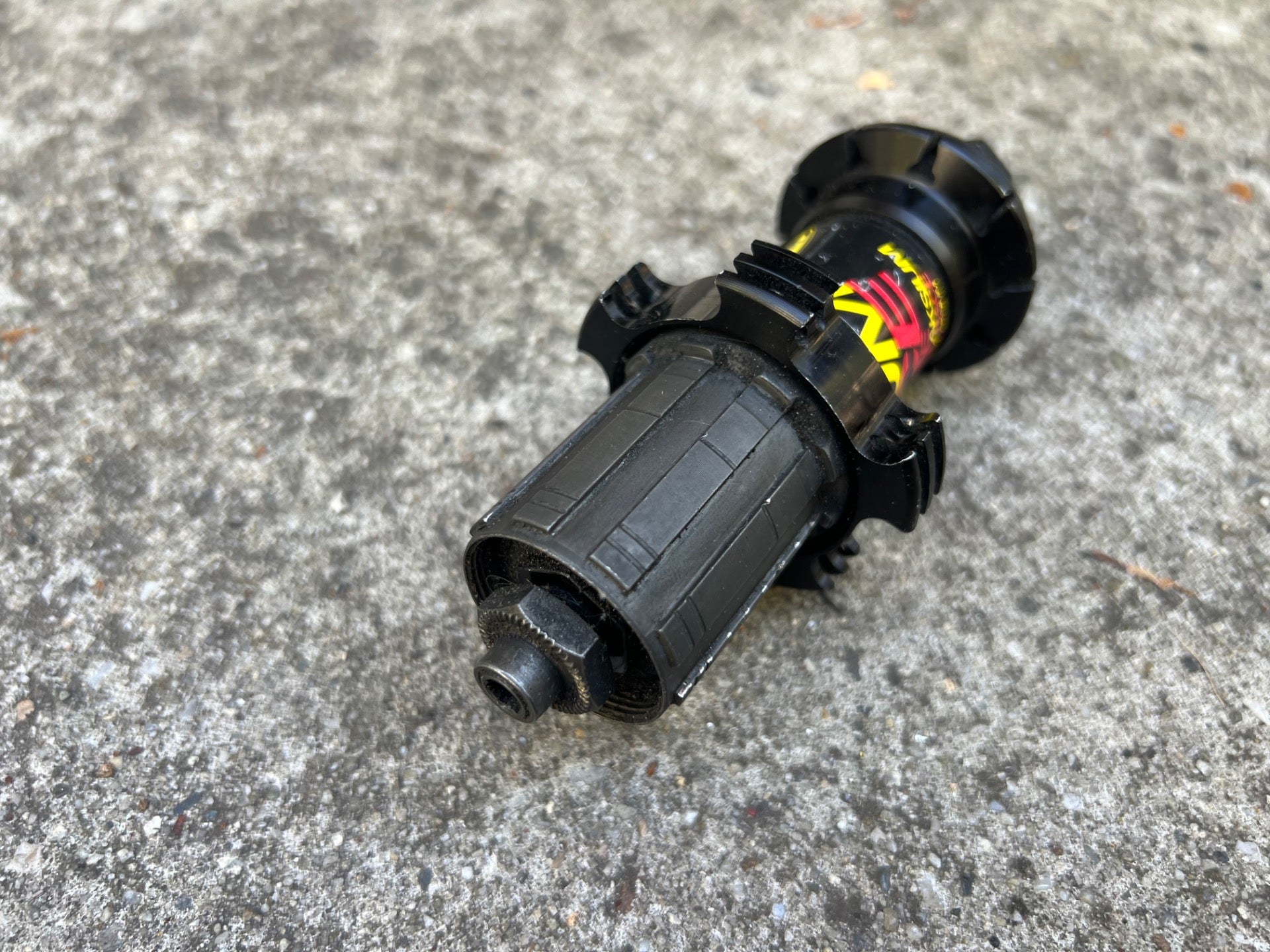 Mavic Aksium Race Rear Hub 20H Hole 130mm Black Red Yellow Road 11 Speed - Image 4