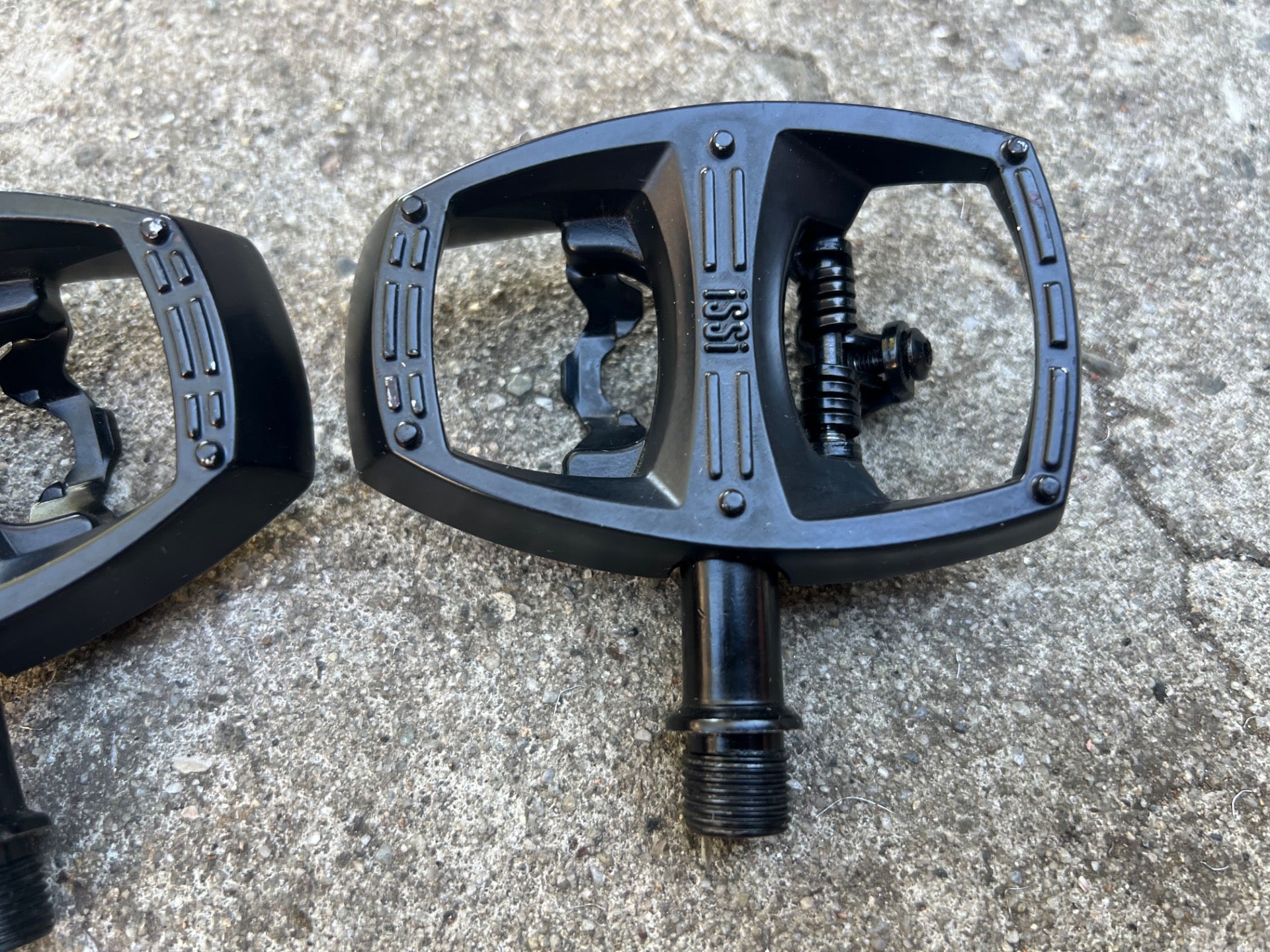 NEW ISSI Flip I Pedals Platform & SPD Gravel Touring Road Bike Black w Cleats  - Image 4