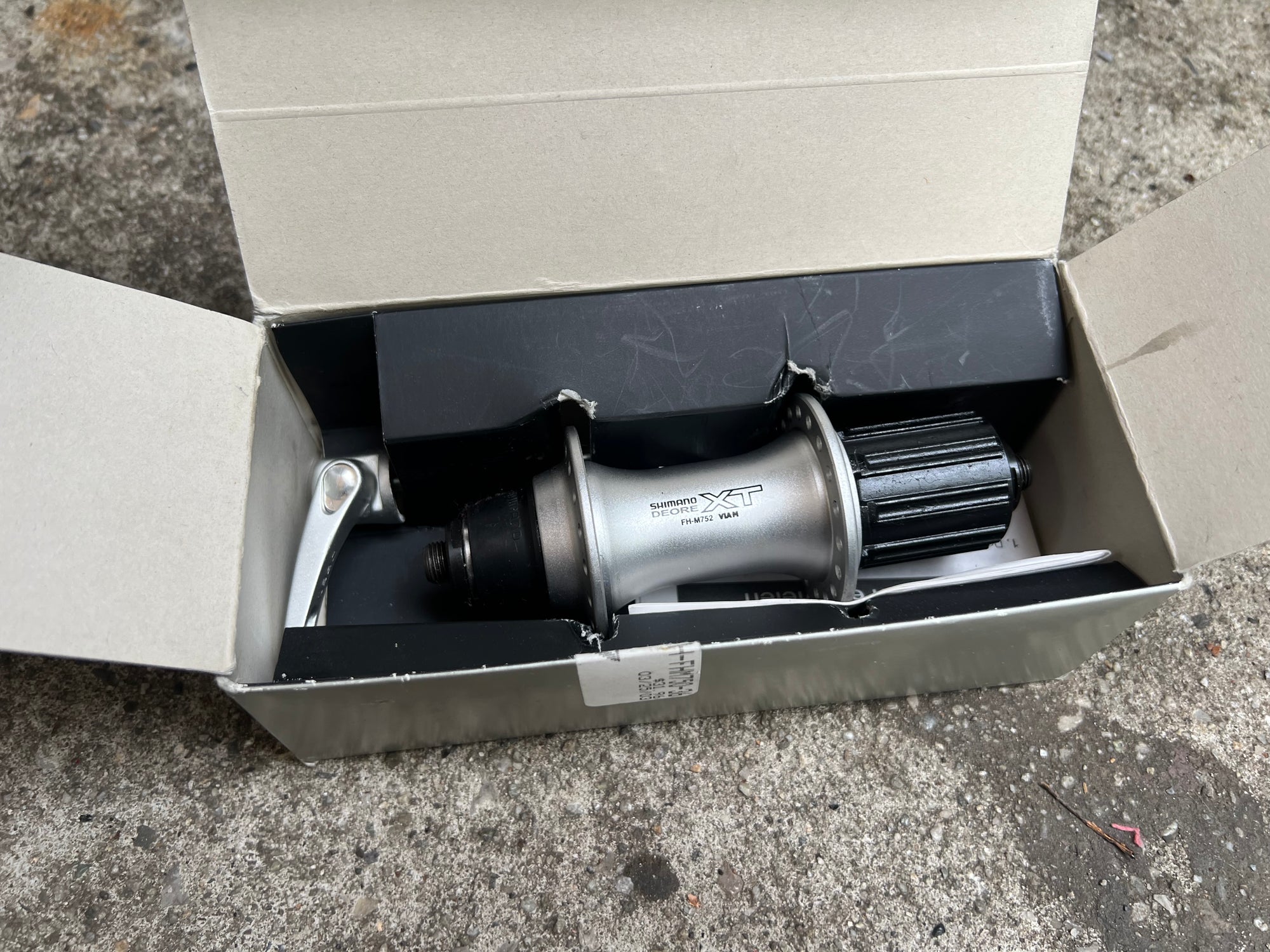 NOS Shimano Deore XT FH-M752 36H 135mm Rear Hub w Skewer Vintage MTB 8/9/10 Speed