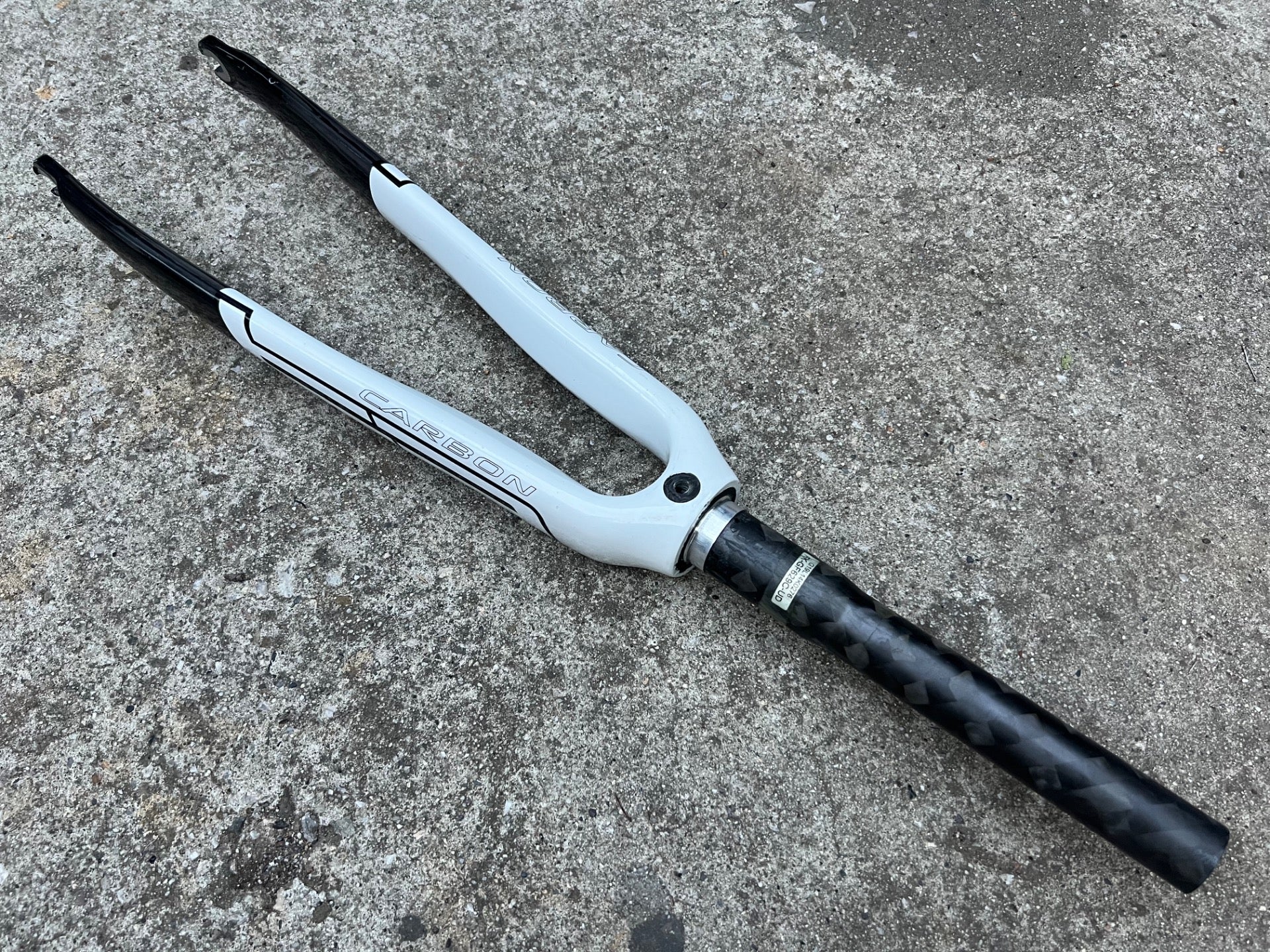 Focus FF Carbon Fork 700c 1 1/8” to 1 1/4” Tapered Threadless Rigid Black White  - Image 11