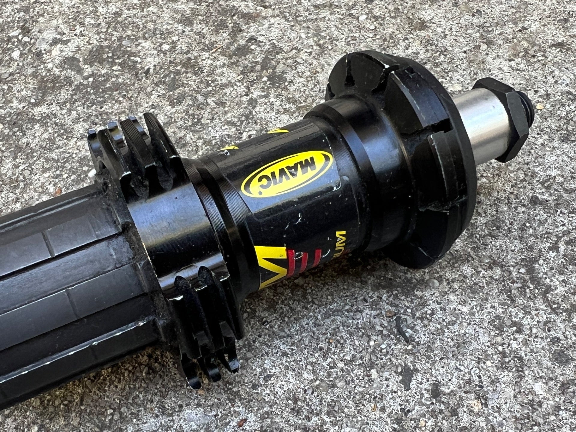 Mavic Aksium Race Rear Hub 20H Hole 130mm Black Red Yellow Road 11 Speed - Image 7