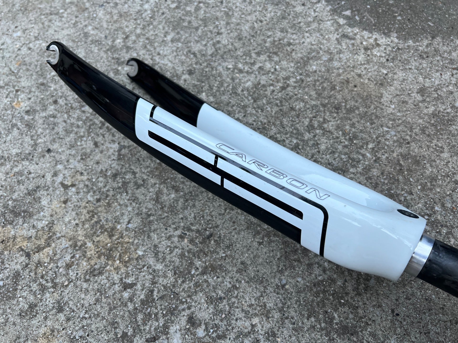 Focus FF Carbon Fork 700c 1 1/8” to 1 1/4” Tapered Threadless Rigid Black White  - Image 12