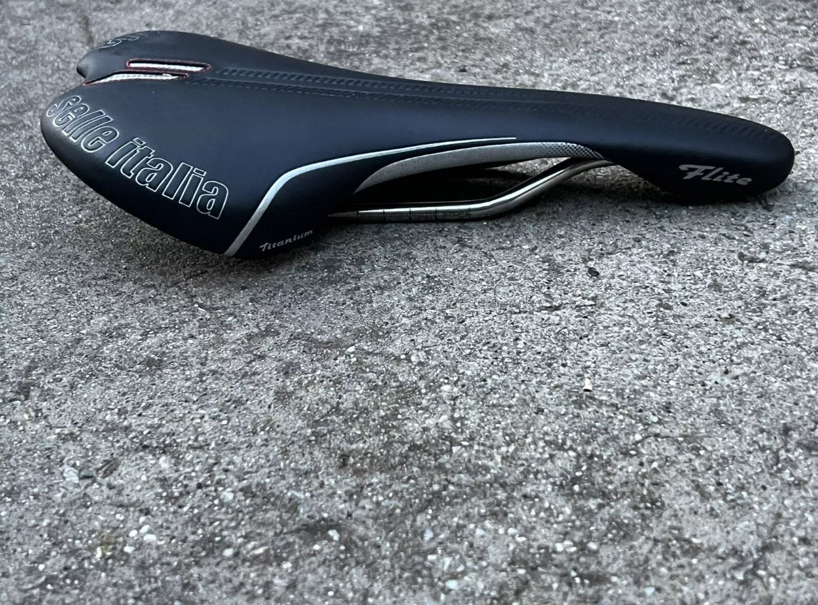 MINT Selle Italia Flite Titanium Saddle idmatch L1 Black 145x277mm Gravel Road  - Image 9