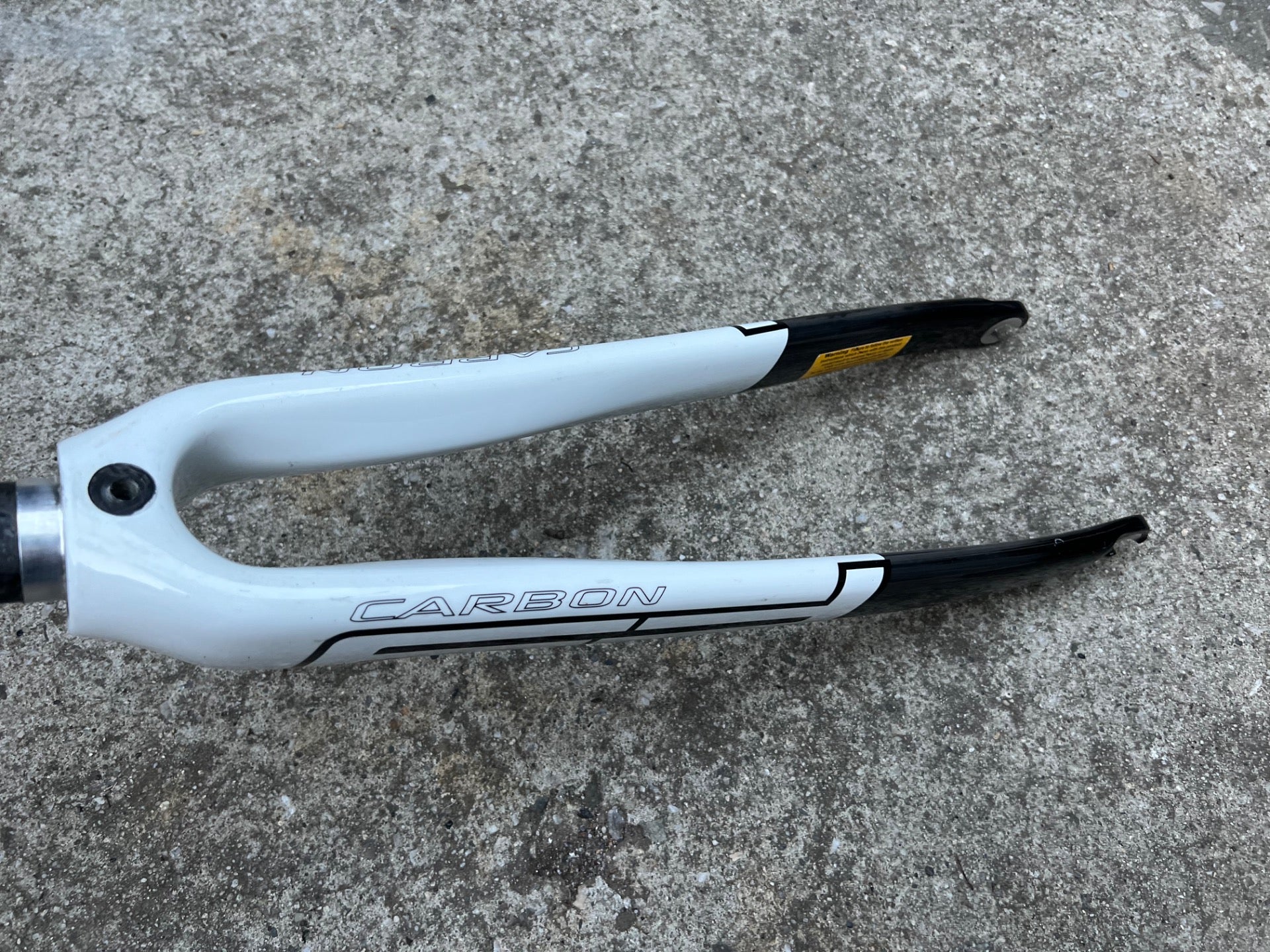 Focus FF Carbon Fork 700c 1 1/8” to 1 1/4” Tapered Threadless Rigid Black White  - Image 13