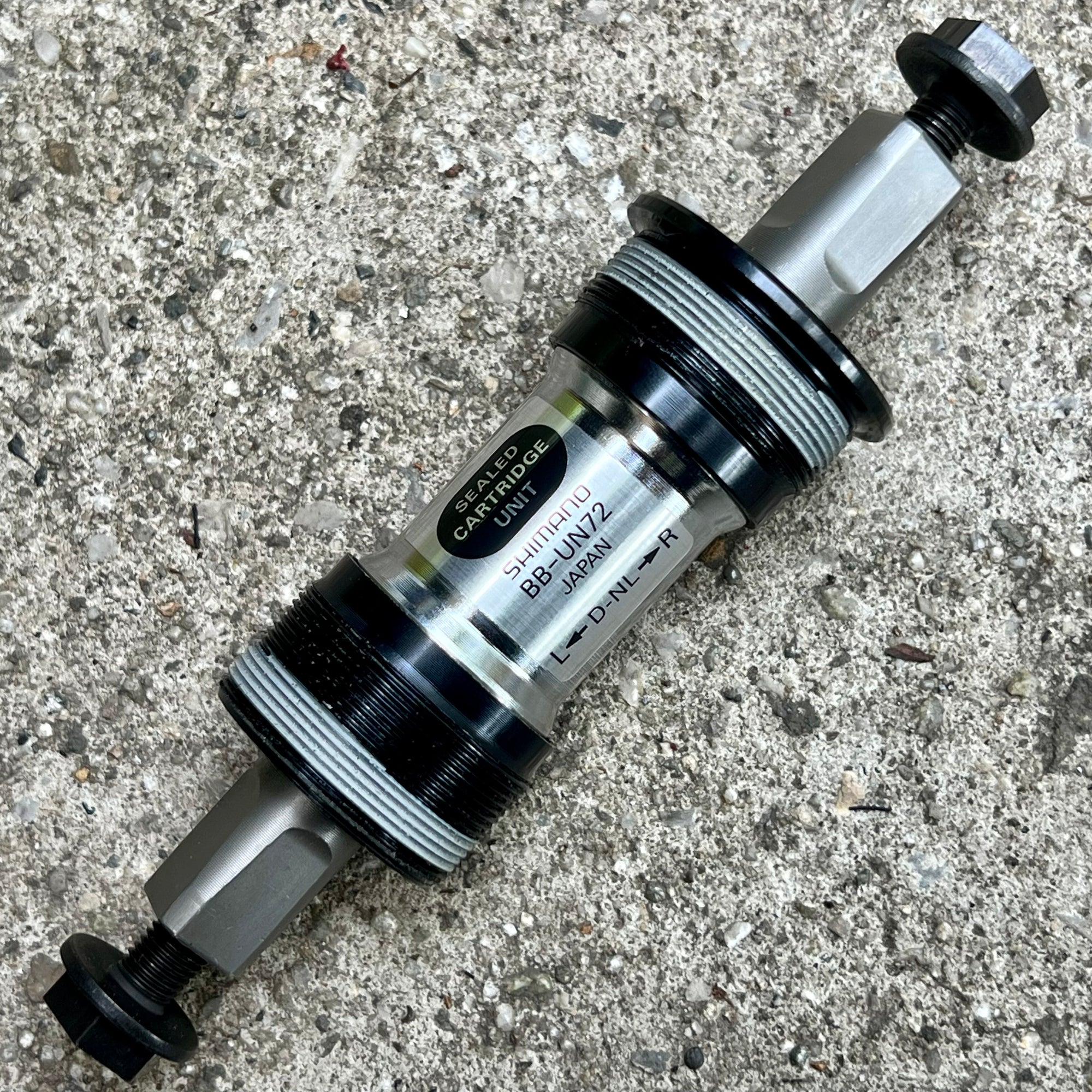 NOS NEW Shimano Deore XT 122.5x68mm BB-UN72 Square Taper Bottom Bracket English