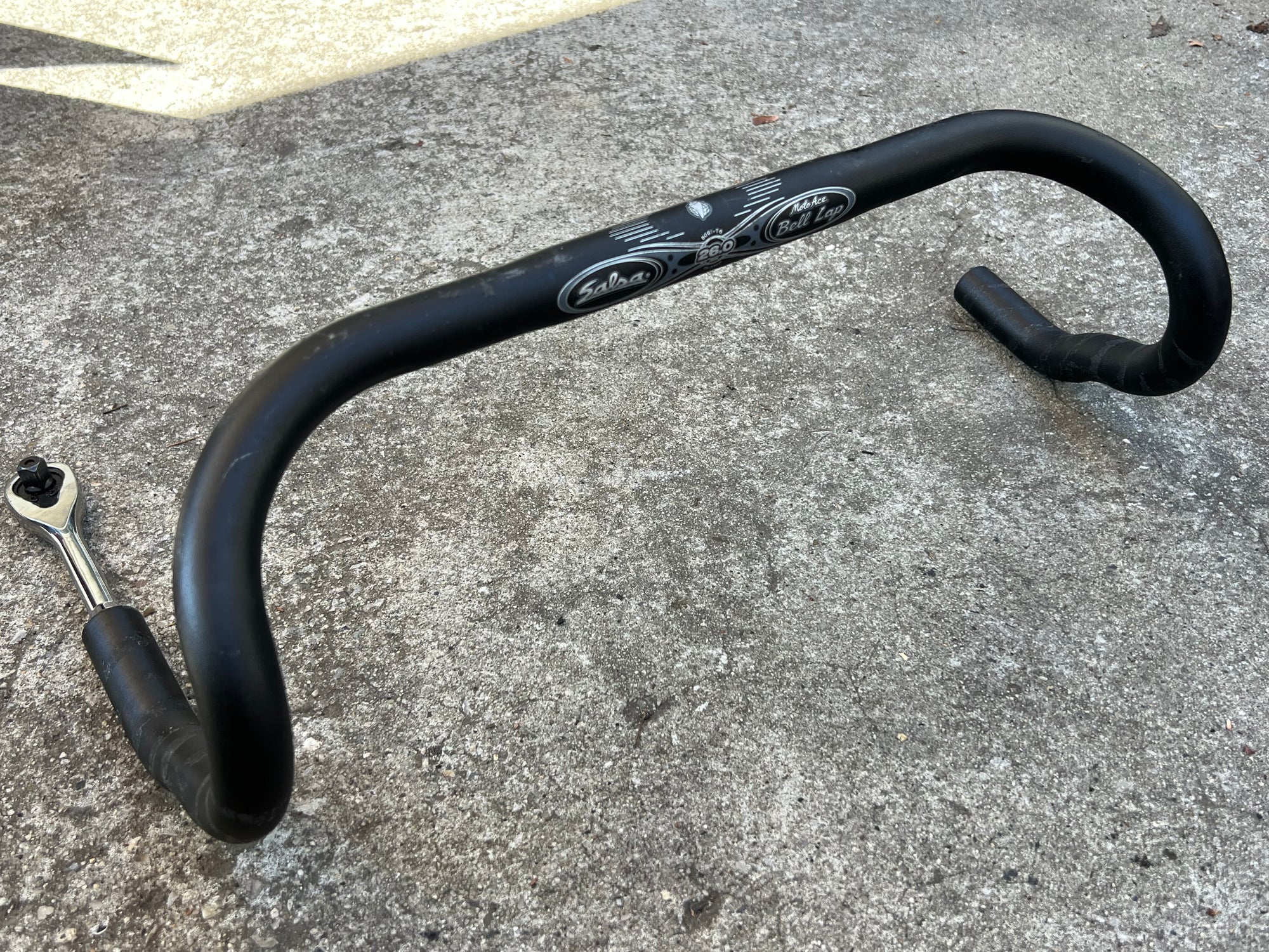 Salsa Moto Ace Bell Lap 26.0x460mm Flared Aluminum Black Drop Bars Road