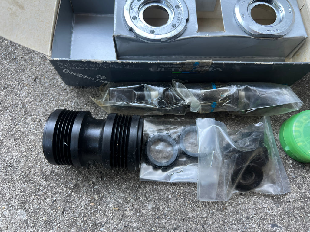 NOS Shimano Ultegra 600 BB-6400 113mm Bottom Bracket English Vintage Road Bike